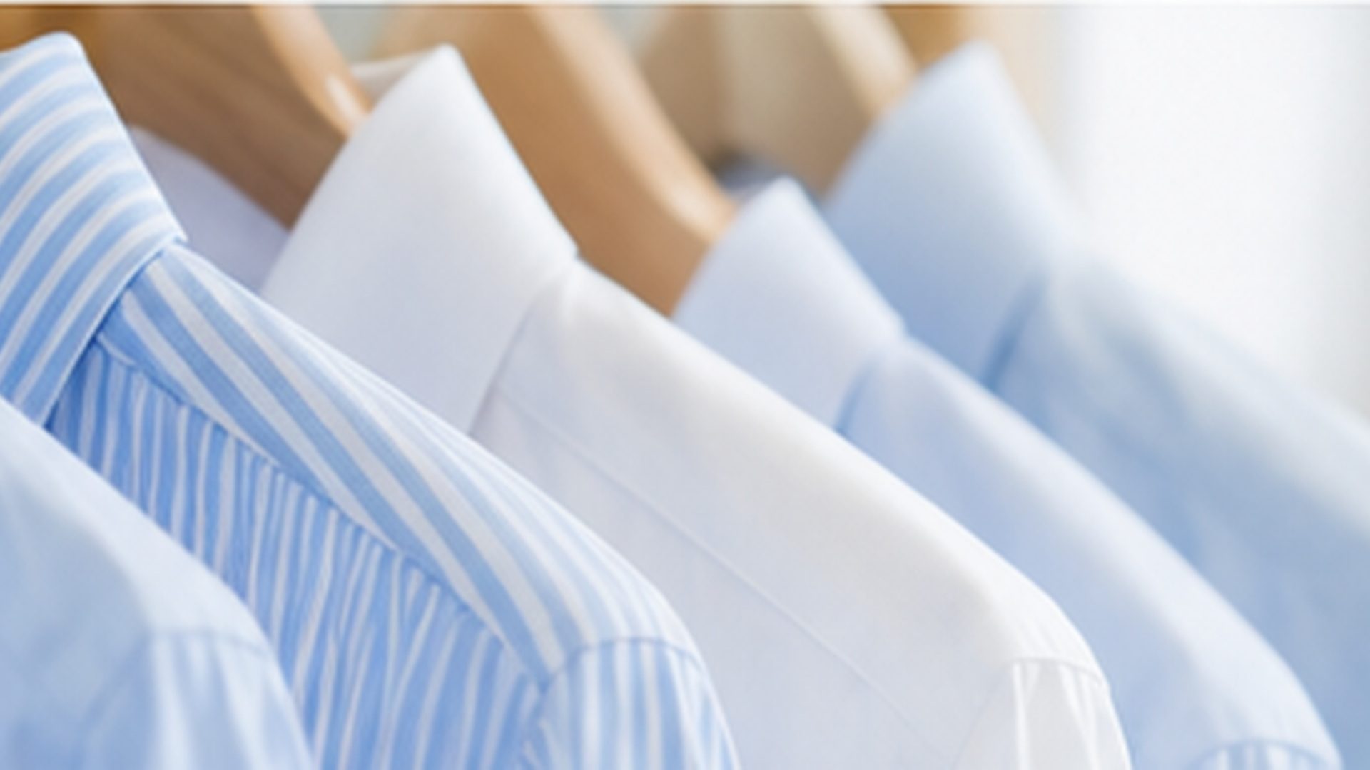 洗い上がりの衣類が並ぶ清潔な職場